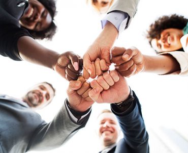 Grupo de pessoas reunidas celebrando a conquista das habilidades para 2021