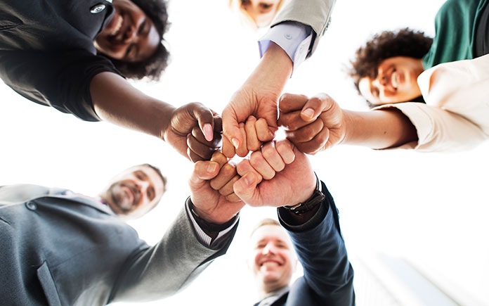 Grupo de pessoas reunidas celebrando a conquista das habilidades para 2021